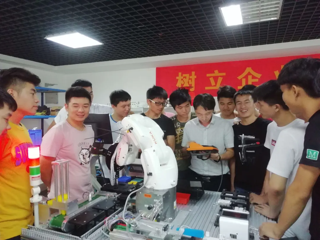 学生在机器人企业实习